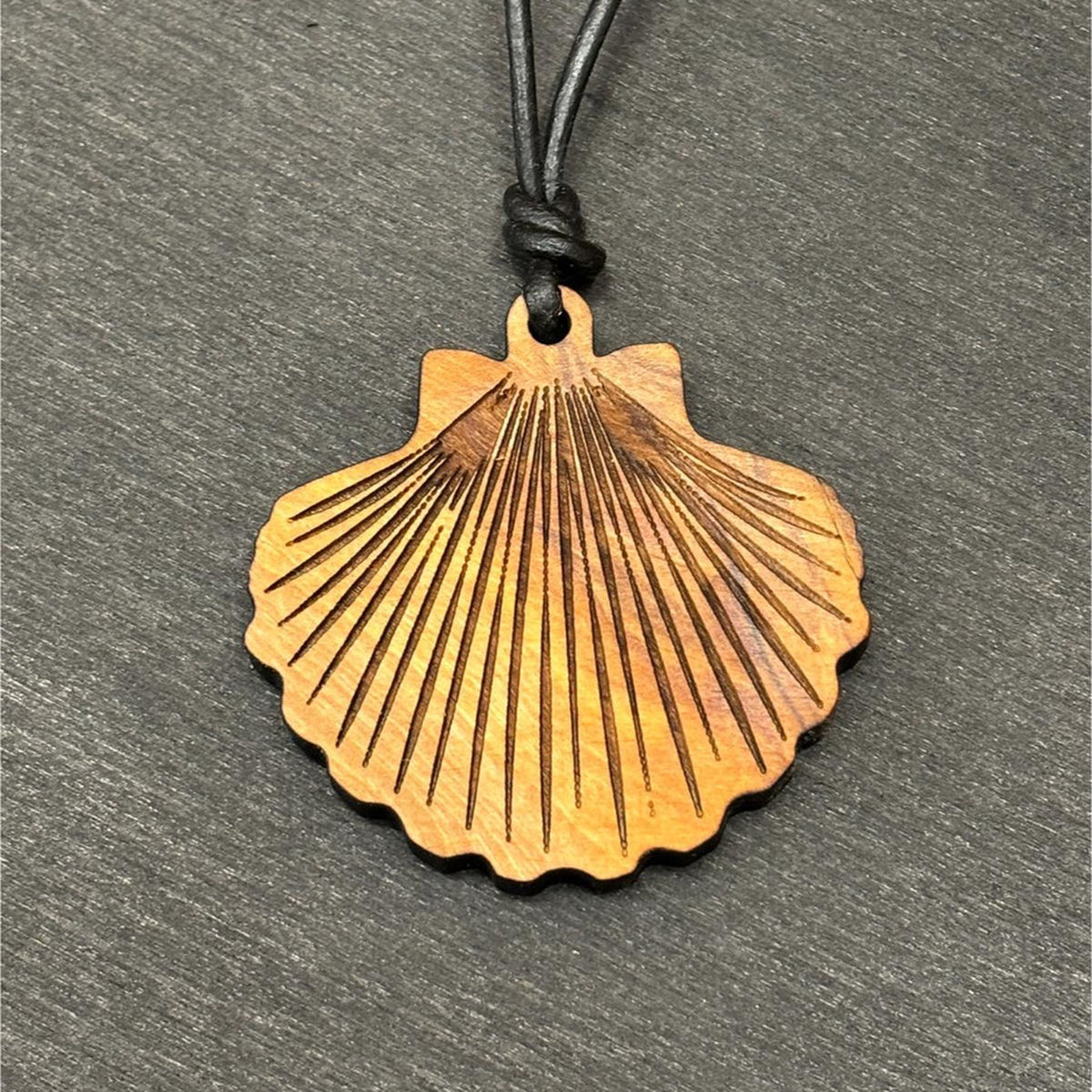 Jakobsmuschel / Pilgermuschel aus Olivenholz als Kette mit Lederband