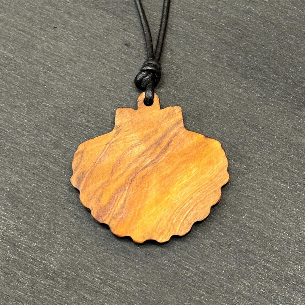 Jakobsmuschel / Pilgermuschel aus Olivenholz als Kette mit Lederband