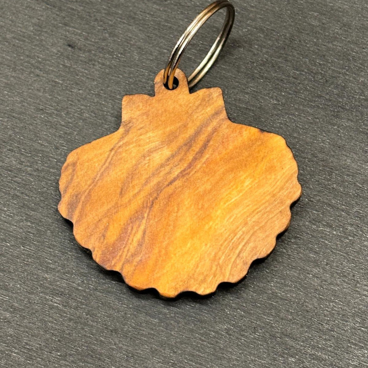 Jakobsmuschel / Pilgermuschel aus Olivenholz als Schlüsselanhänger